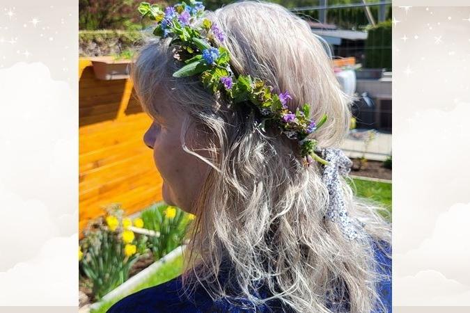 Portrait mit Blumen im Haar - Petra Voithofer