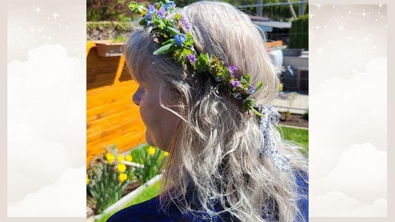 Portrait mit Blumen im Haar - Petra Voithofer